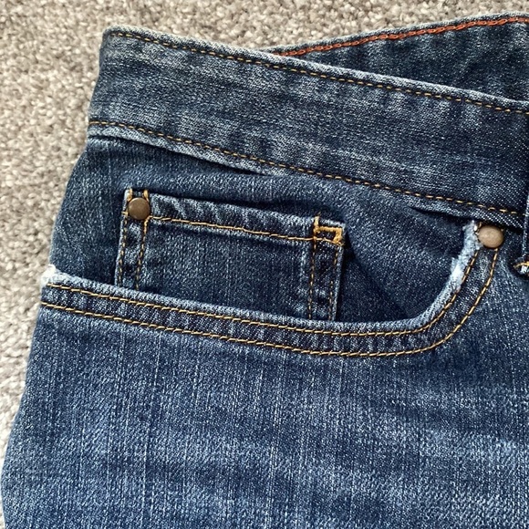 Eddie Bauer Women’s Distressed Boyfriend Shorts Button-fly Cuffed 5” inseam sz 8 - Picture 2 of 10